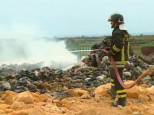 campobello-la-dichiarazione-del-sindaco-castiglione-sull-incendio-divampato-domenica-scorsa-nella-discarica-comunale-di-campana-misiddi