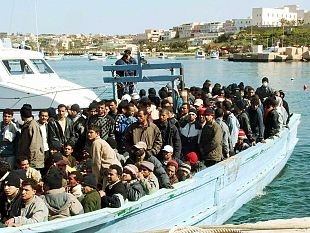 salemi/ennesimo-sbarco-a-lampedusa-in-100-su-di-un-barcone-giungono-sullisola