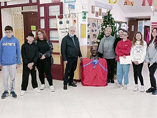 un-dono-speciale-per-gli-alunni-del-plesso-v-pappalardo-un-omaggio-dellartista-castelvetranese-benedetto-risalvato