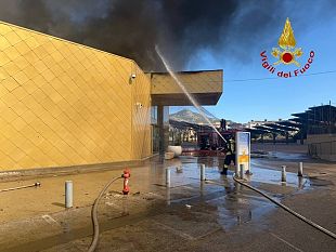 inferno-al-conca-doro-di-palermo-devastato-dalle-fiamme-il-centro-commerciale
