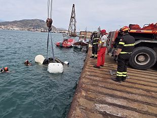auto-con-cadavere-a-bordo-nelle-acque-del-porto-di-trapani