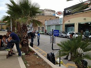disagio-alla-fermata-bus-per-palermo-l-autoservizi-salemi-non-ha-ancora-installato-la-pensilina