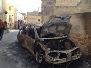 mazara-incendio-doloso-di-un-auto-manomessa-videocamera-comunale-davanti-chiesa-san-francesco