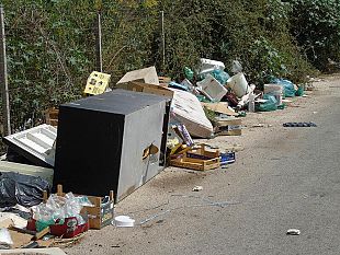 m5s-campobello-segnalazione-area-in-cui-insiste-l-abbandono-di-rifiuti