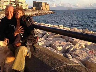 da-venezia-a-favignana-a-piedi-insieme-al-loro-inseparabile-meticcio-accolti-dal-sindaco-pagoto