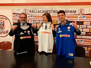 video-l-associazione-solidalmente-scende-in-campo-con-la-pall-trapani-e-conad