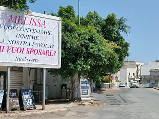 mazara/mazara-proposta-di-matrimonio-con-grande-manifesto-in-unarteria-importante-della-citta