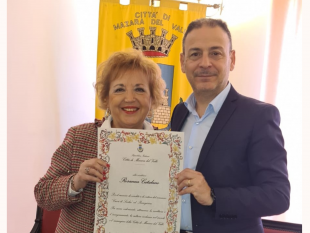 mazara-conferito-un-riconoscimento-del-comune-alla-scrittrice-rosanna-catalano-autrice-del-romanzo-cuori-di-sicilia