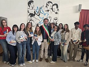 petrosino-festa-della-liberazione-consegnata-costituzione-italiana-a-neo-diciottenni