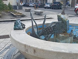 danneggia-la-statua-della-fontana-di-piazza-matteotti-fermato-un-uomo