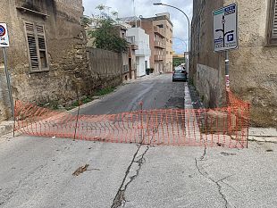 si-apre-una-voragine-in-via-del-re-strada-chiusa-e-commercianti-in-ginocchio