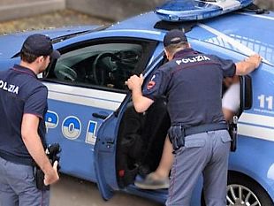 tenta-di-uccidere-la-compagna-in-video-chiamata-con-amiche-30enne-arrestato-a-catania