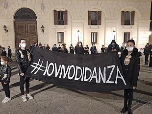 video-trapani-danzatori-in-piazza-per-protestare-contro-la-chiusura-delle-loro-scuole