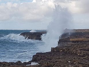 video-mazara-la-forza-del-mare-sulla-scogliera-di-quarara