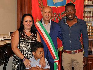 primo-atto-da-ufficiale-di-governo-del-sindaco-di-girolamo-cittadinanza-italiana-per-il-ghanese-andrew-fergusson