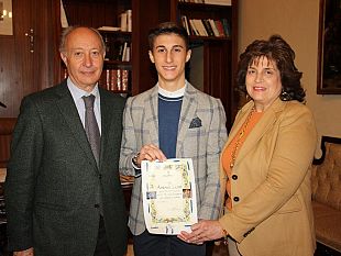 antonio-licari-giovane-cantante-protagonista-a-ti-lascio-una-canzone-ricevuto-dal-sindaco-alberto-di-girolamo