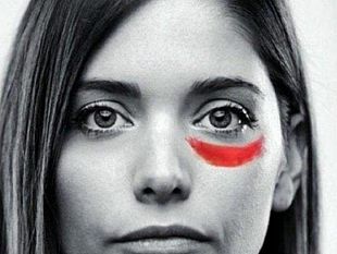 la-bocca-di-una-donna-chiudila-baciando-le-sue-labbra-i-suoi-polsi-afferrali-solo-se-lei-sta-per-cadere-e-a-te-stringila-per-non-farla-sentire-sola