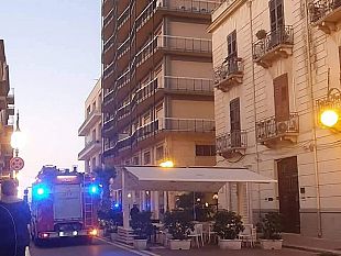 mazara-incendio-allalba-presso-palazzo-gianbertone-di-c-so-umberto-i-paura-fra-residenti-corto-circuito-o-natura-dolosa