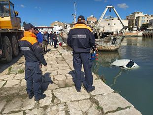 mazara-auto-finisce-in-mare-in-porto-la-guardia-costiera-coordina-le-operazioni-di-recupero