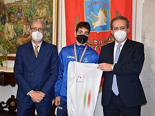 marsala-il-giovane-pugile-capuano-in-visita-a-palazzo-municipale