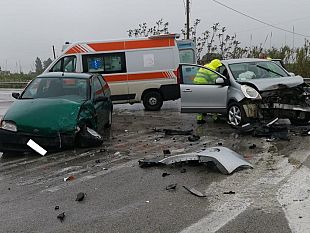 svincolo-a29-santa-ninfa-frontale-tra-2-auto