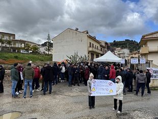 calatafimi-a-sasi-sit-in-dei-cittadini-per-dire-no-allinstallazione-di-un-ripetitore-telefonico