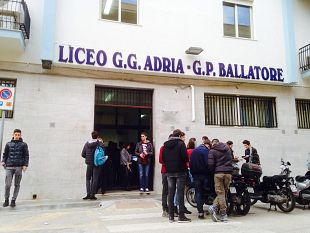 gemellaggio-per-gli-studenti-di-varese-e-tempo-di-salire-a-bordo-i-giovani-ospiti-conosceranno-la-vita-e-il-lavoro-dei-pescatori-la-serata-si-concludera-con-un-recital-al-teatro-garibaldi