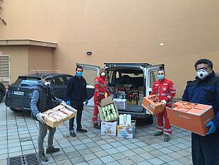 mazara-gruppo-di-dipendenti-della-poiatti-donano-derrate-alimentari-ai-bisognosi