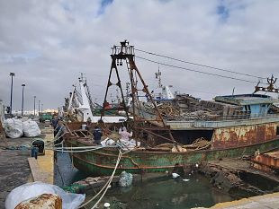 video-mazara-iniziata-rimozione-di-un-relitto-allinterno-del-porto