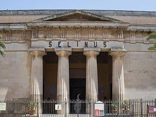 perricone-al-teatro-selinus-ormai-e-di-scena-al-freddo-si-gela