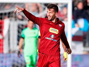 pettinari-e-un-calciatore-del-trapani-a-titolo-definitivo