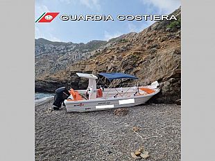 imbarcazione-si-arena-nella-notte-in-una-spiaggia-di-marettimo