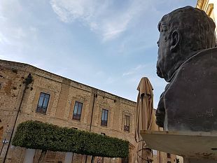 castelvetrano-la-fascistissima-tra-simboli-e-fasci-e-targhette-dimenticate