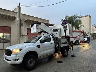 guasto-ad-un-palo-della-luce-e-auto-ribaltata-intensa-attivita-per-i-vigili-del-fuoco