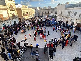 carnevale-alle-egadi-divertimento-e-spensieratezza-tra-carri-allegorici-e-maschere-oggi-il-gran-finale