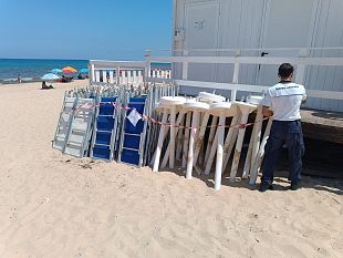 trapani/alcamo-marina-liberati-360-mq-di-spiaggia-e-sequestrate-attrezzature-abusive