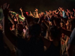 meteore-music-festival-2026-il-10-agosto-marausa-lido-si-accende-per-una-notte-di-musica-e-spettacolo