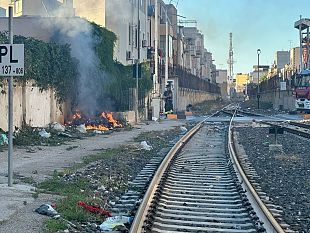 stazione-di-mazara-incendio-di-rifiuti-abbandonati-ai-margini-della-linea-ferrata