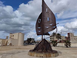 mazara-il-monumento-al-pescatore-in-stato-di-degrado
