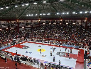 la-protesta-silenziosa-della-curva-al-palashark-e-il-botta-e-risposta-con-il-presidente-antonini