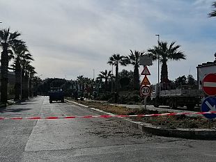 via-mons-c-trapani-avviata-rimozione-pini-che-hanno-generato-pericolosi-dossi