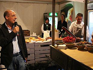 blue-sea-land-pescato-siciliano-e-dieta-mediterranea-successo-per-l-aperitivo-consapevole-organizzato-dall-ersu-con-lo-chef-peppe-giuffre