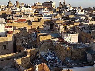 video-mazara-la-munnizza-sul-tetto-che-scotta