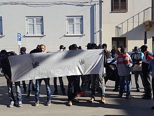 campo-extracomunitari-erbe-bianche-residenti-ed-immigrati-protestano-davanti-al-municipio