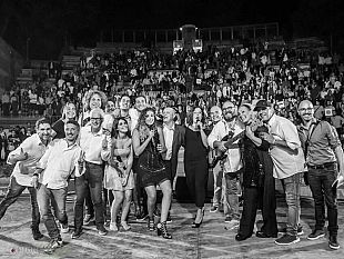 lassociazione-impronte-musicali-dona-un-defibrillatore-al-teatro-nino-croce-di-valderice