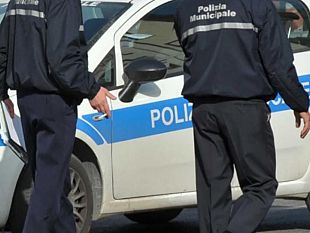 marsala-intervento-della-polizia-municipale-per-la-presenza-di-bidoni-in-riva-al-mare