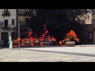salemi-panico-in-piazza-liberta-un-terribile-incendio-distrugge-diverse-auto