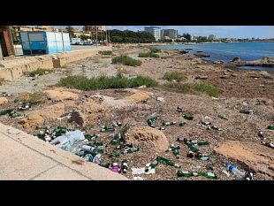 mazara-cumuli-di-bottiglie-di-birra-deturpano-uno-splendido-scorcio-del-lungomare