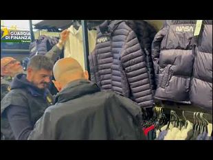 video-maxi-sequestro-di-capi-contraffatti-e-articoli-non-sicuri-fiamme-gialle-in-azione-anche-ad-alcamo