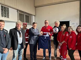 la-figc-sicilia-dona-divise-e-palloni-alla-croce-rossa